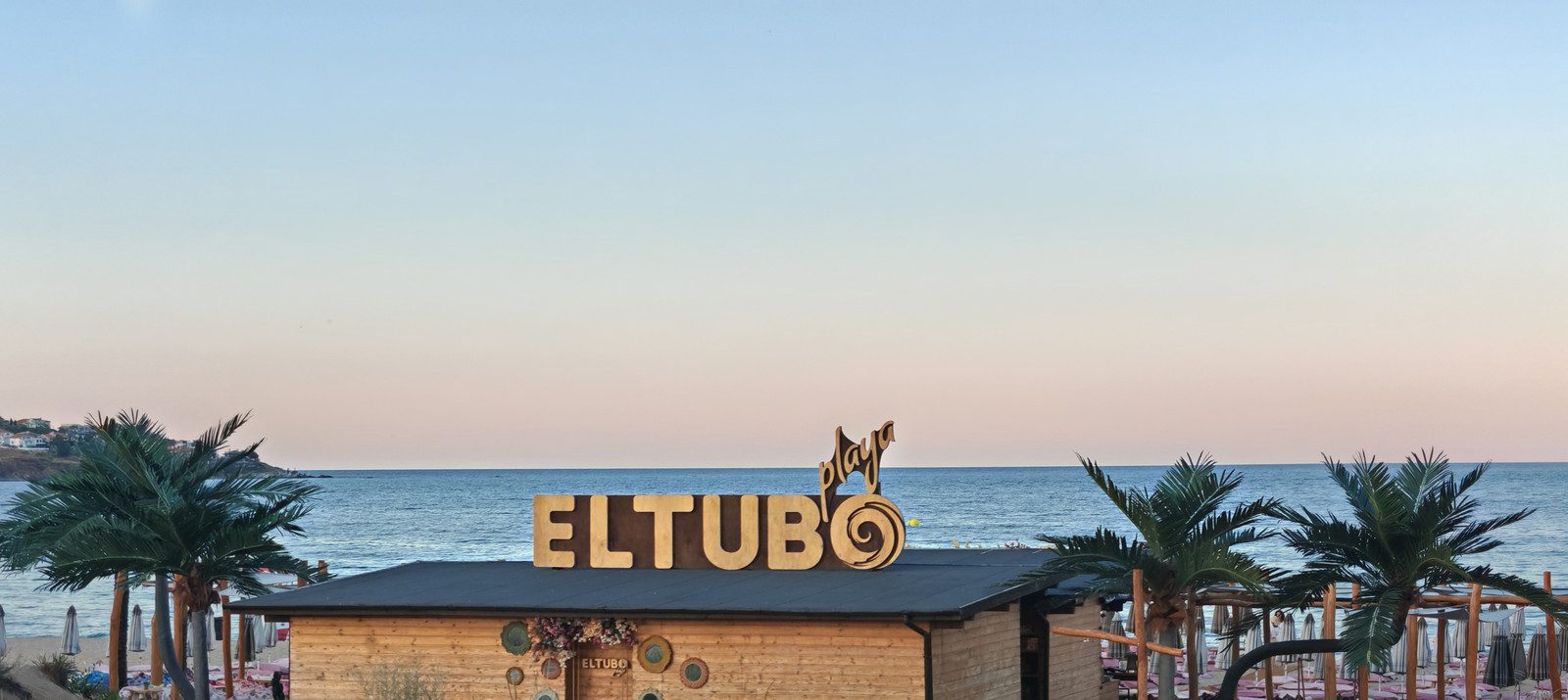 Плажен бар El Tubo Playa на плажа Каваци при залез