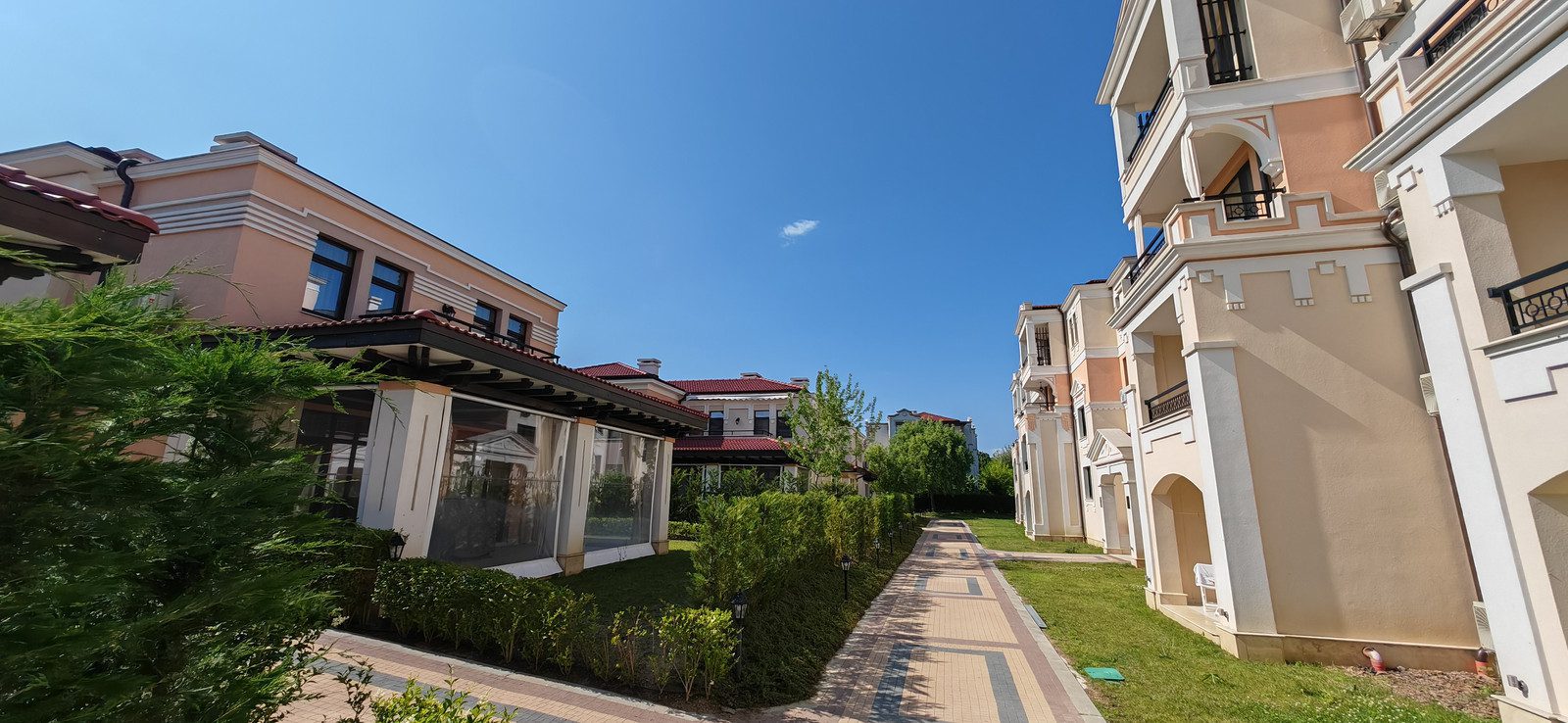 Алея между сградите в комплекс Green Life Созопол, Каваци