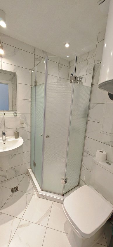 Баня с душ кабина и тоалетна в студиото