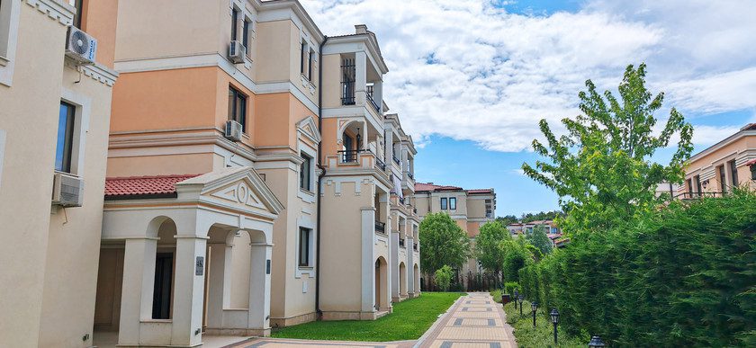 Вход и алея към сградите в комплекс Green Life Созопол